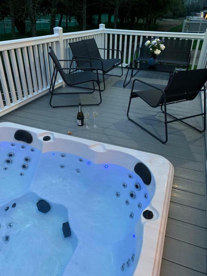 Graceland Lodge With Hot Tub Barmby on the Moor Екстериор снимка